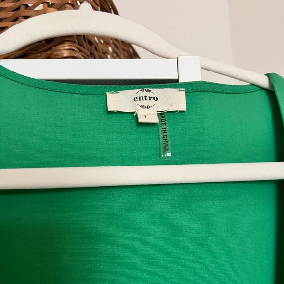Entro size Large green dress. Fits like a medium, breast fabric very stretchy - Picture 2 of 2